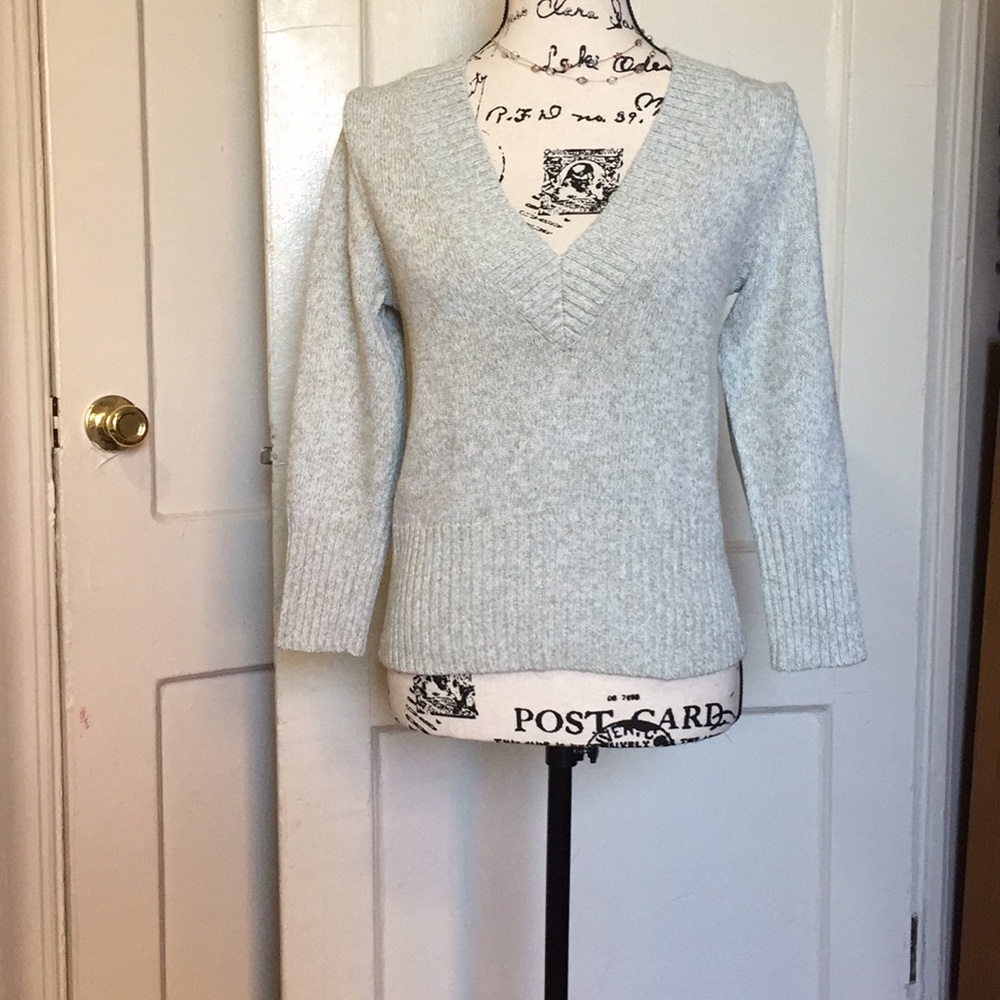 EUC The Limited v-neck light green sweater